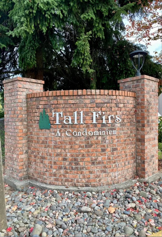 Building Photo - Spacious top floor condo with 3 sizable bedrooms & 2 baths