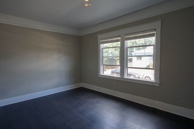 Photo - Enjoy Modern Convenience w/Vintage Charm + Complimentary Laundry! Unidad 02