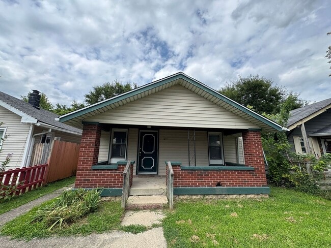 Building Photo - Southeast Side - 2 Bedroom home