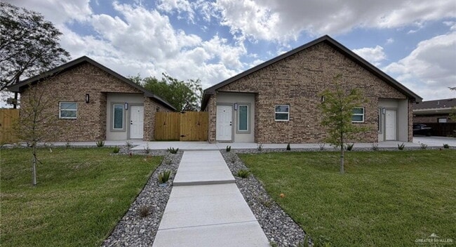 Building Photo - Amazing Brand new executive apartment in Edinburg