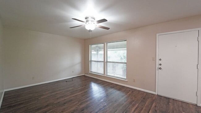 Photo - MOVE IN SPECIAL!! FOR LEASE! 2 Bedroom - 1 Bath - Town House Apartments!