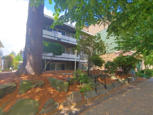 Building Photo - Spacious Top Floor 2 Bedroom Apt with Parking-Minutes from Alki Unit 4