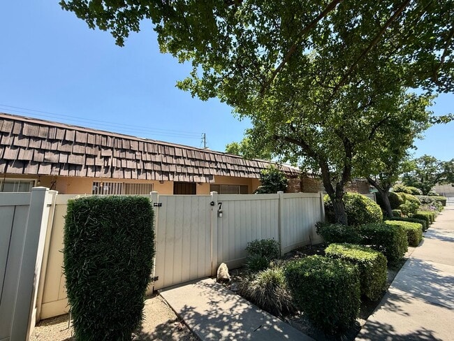 Building Photo - Beautiful 1 Bedroom, 1 Bathroom Condo-Style Home with Garage