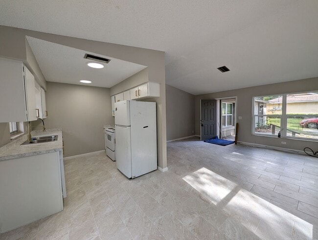 Photo - Updated 2 bedroom, 1 bath duplex apartment with inside laundry in beautiful Silver Springs Unidad A