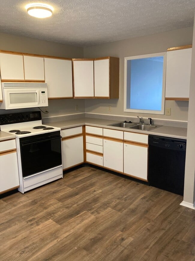 Photo - 3 Bedroom, 1.5 bath townhome! Unit A6