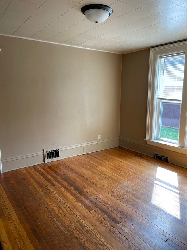 Photo - 633 Amherst Ave