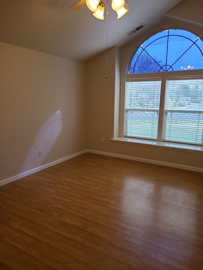 Photo - Spacious 3 Bed, 2 Bath Home on a Corner Lot in Southwest Medford