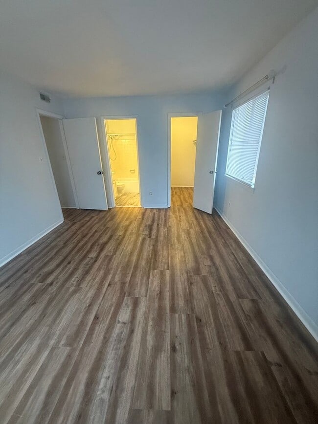 Photo - Right Around the Corner, Near Everywhere You Want to Be Unidad #5