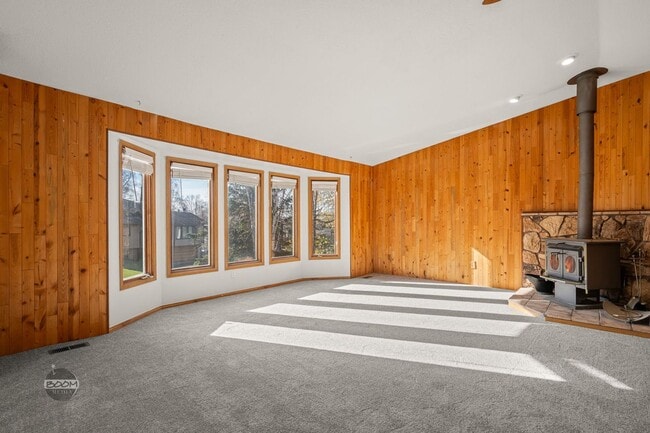 Building Photo - Charming Eagle River Split-Level – Mountai...