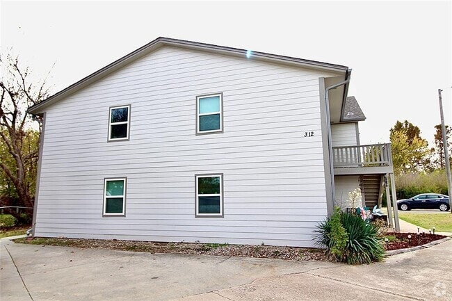 Building Photo - 312 Falcon Ct Unit 2 Rental