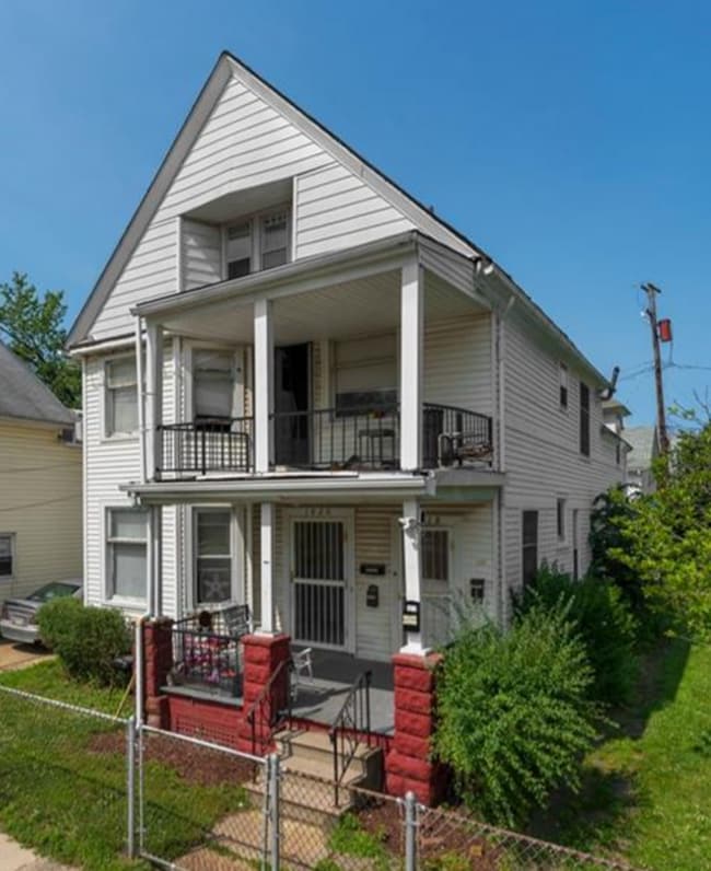 Building Photo - 1820 W 57th St Unit #2 front house up