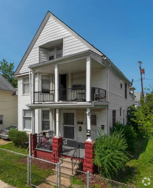 Building Photo - 1820 W 57th St Unit #2 front house