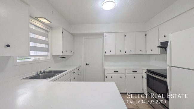 Photo - 46050 Camrose Ave Unit A