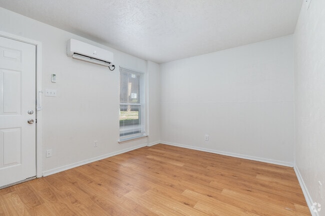 1BR, 1BA- 740SF - Living Room
