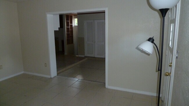 Photo - 1300 Queensway Rd