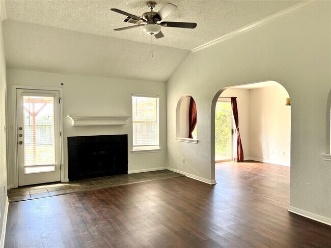 Photo - 107 Hague St