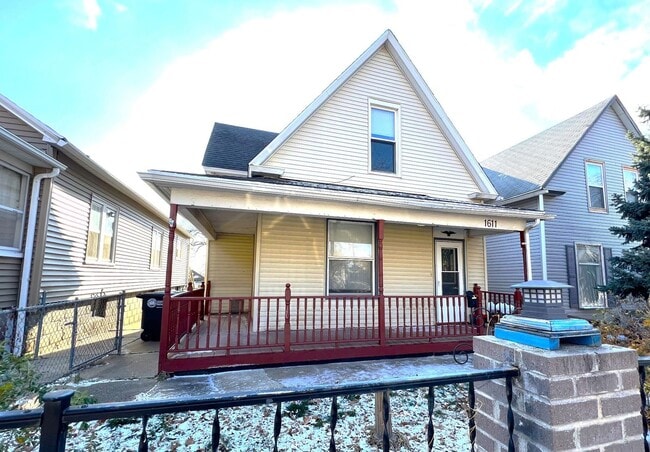 Building Photo - Beautiful original woodwork!  3 bed South Omaha home!