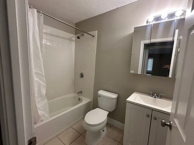 Photo - Spacious 1 Bed/ 1 Bath in Cranston! Unit 435 Oaklawn Ave  114