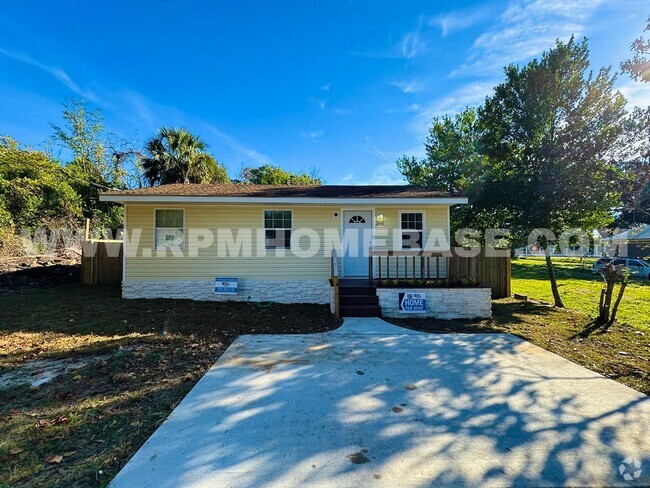 Building Photo - 2 bed, 1 bath on large lot with fenced in ... Rental