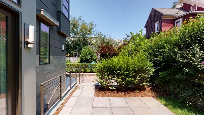 Photo - 138 Banks St