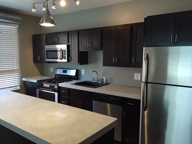 Photo - 6405-6407 Bartlett Unit 6407