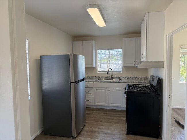 Building Photo - 826 E E St Unit A