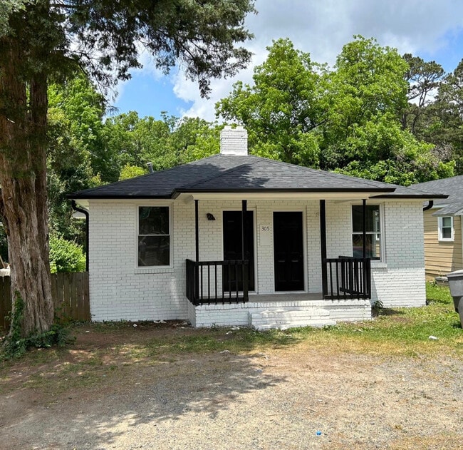 Ambas puertas dan acceso a la casa. A la derecha se encuentra la sala de estar y a la izquierda un dormitorio o sala de estar. - 305 Orange St