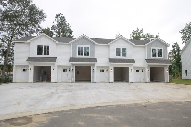 Building Photo - 1596 Maine St Rental
