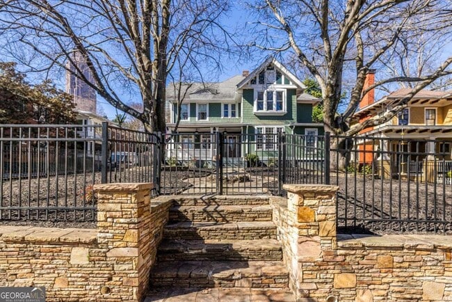 Photo - 692 Myrtle St NE