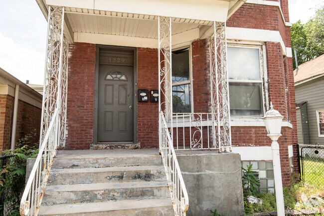1229 E 71st St