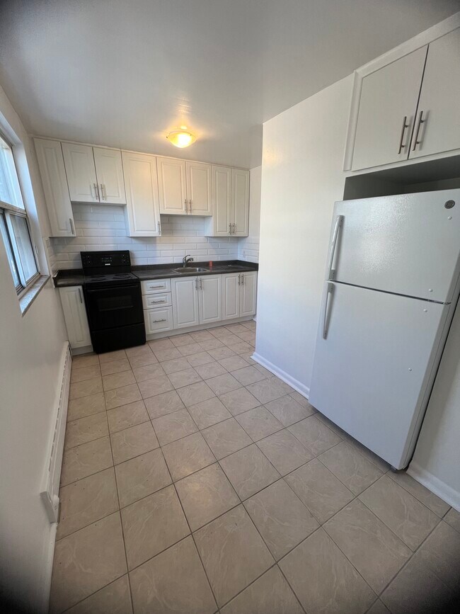 Building Photo - 7 Glazebrook Ave