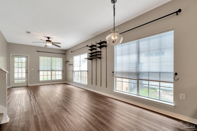 Photo - 208 Wildflower Ln