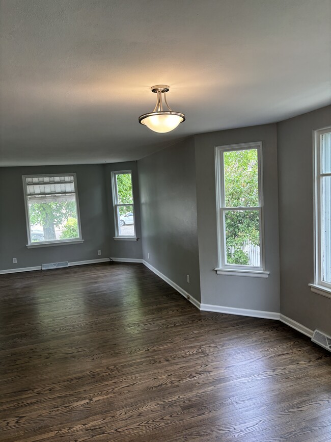 Living and diningrm - 6015 5th Ave Unidad Lower