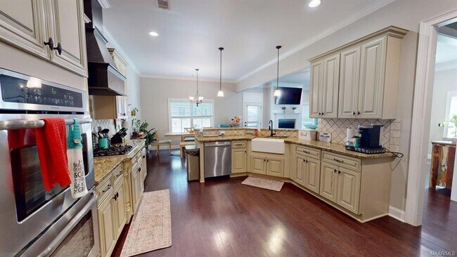 Photo - 440 Sydney Dr N