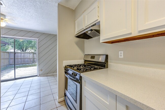 Building Photo - 212 Quaker Dr