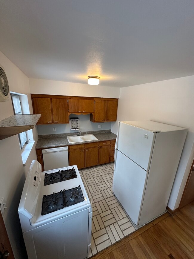 Photo - 913 Broad Blvd