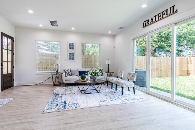 Photo - 6814 Burkett St.