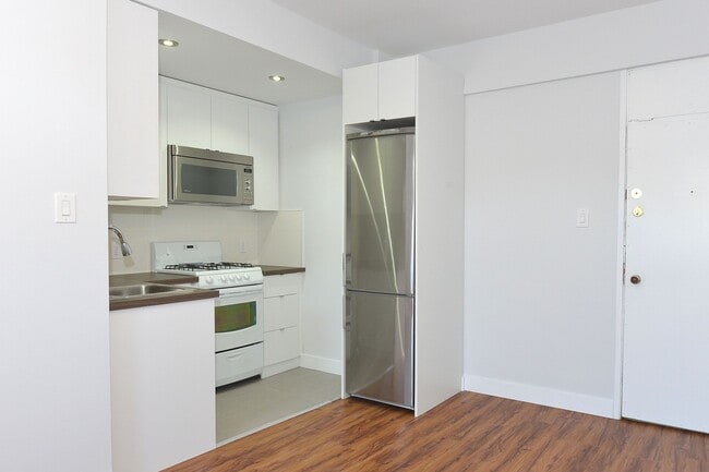 Photo - 160 Huron St