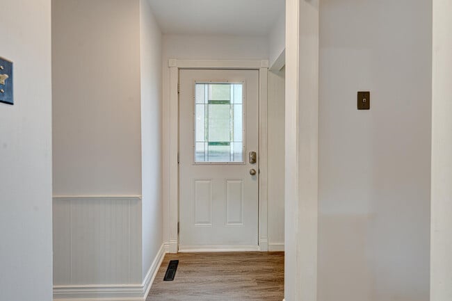 Photo - Beautiful 3 Bedroom Byron Bungalow * Available Aug 1st **