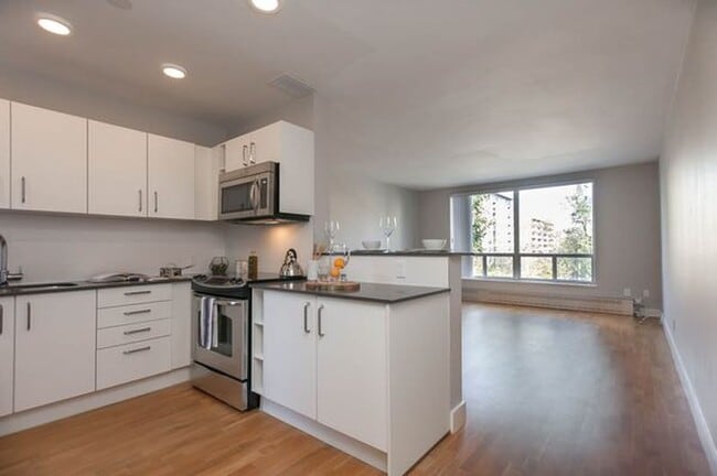 Building Photo - 2400 Bathurst St Unit 407