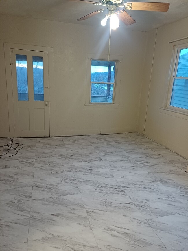 Building Photo - 603 2nd St Unit APT  B