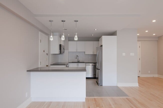 Building Photo - 3468 Rue Drummond Unit 1108