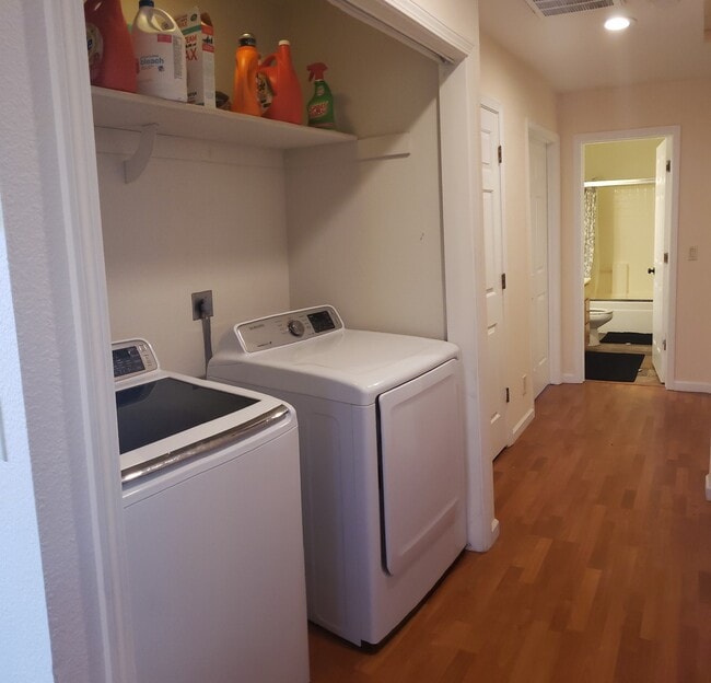 Photo - 1499 Essex St