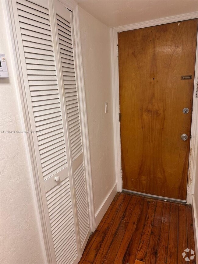 Building Photo - 1895 SW 22nd St Unit 3 Rental