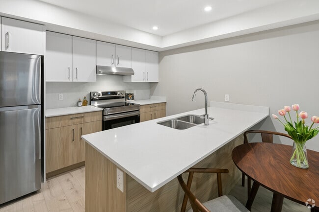 2BR, 2BA - 705SF - Kitchen