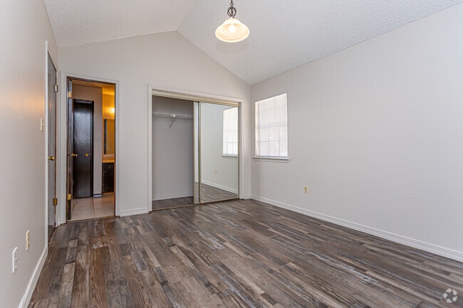 2BR, 1BR - 834SF