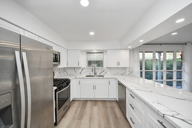 Building Photo - 5542 Holly St Unit 205