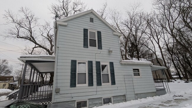 Photo - Welcome to this charming 3-bedroom, 1-bathroom home in Akron - Section 8 Welcome