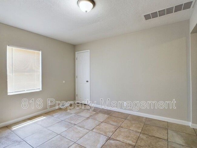 Building Photo - 8720 E Winner Rd Unit 8720 1/2 Rental