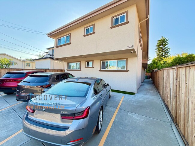Building Photo - 3939 Midvale Ave Unit #C
